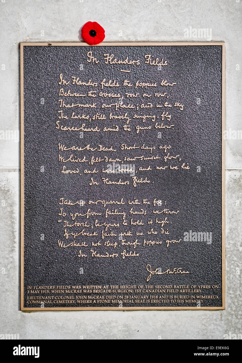Avec Memorial lyrics du poème In Flanders Fields, de John McCrae à Essex Farm Cemetery, Ypres, Belgique. Banque D'Images