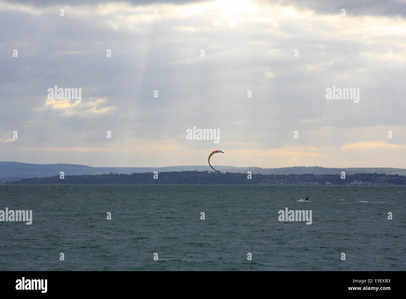 Le kite surf dans le Solent off Hayling Island avec l'île de Wight en arrière-plan Banque D'Images