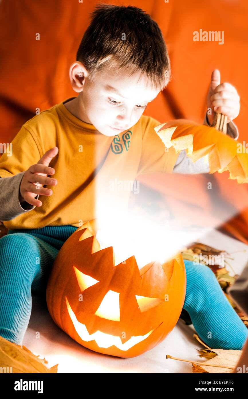 Une jolie photo d'un garçon et sa citrouille Halloween éclairage Banque D'Images