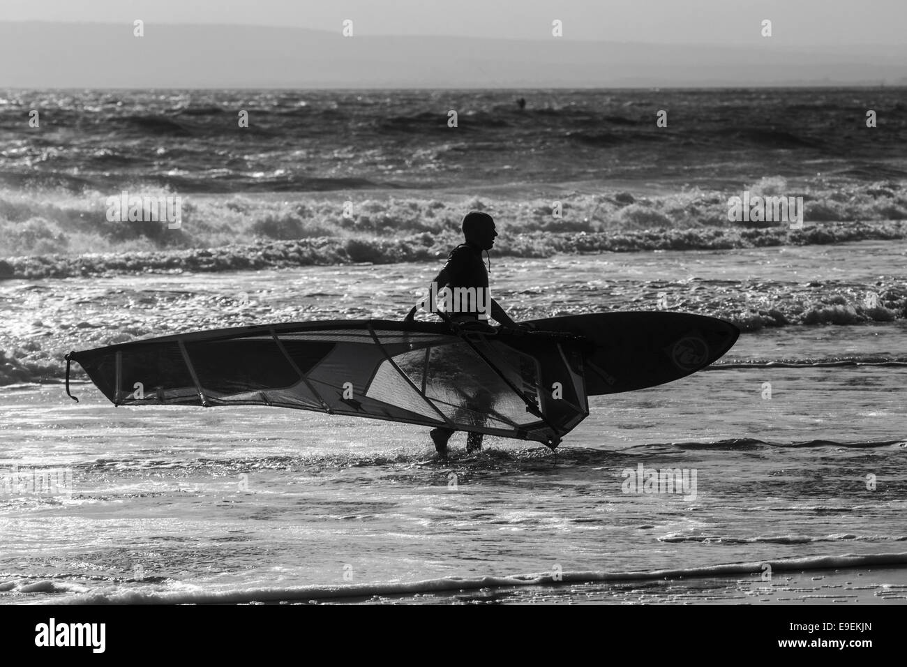Wind surfer sur la plage de Bournemouth, Angleterre Banque D'Images