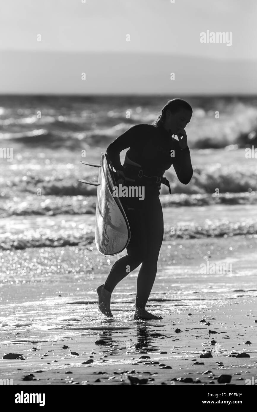 Wind surfer à Bournemouth plage près de la jetée de Bournemouth, Angleterre Banque D'Images
