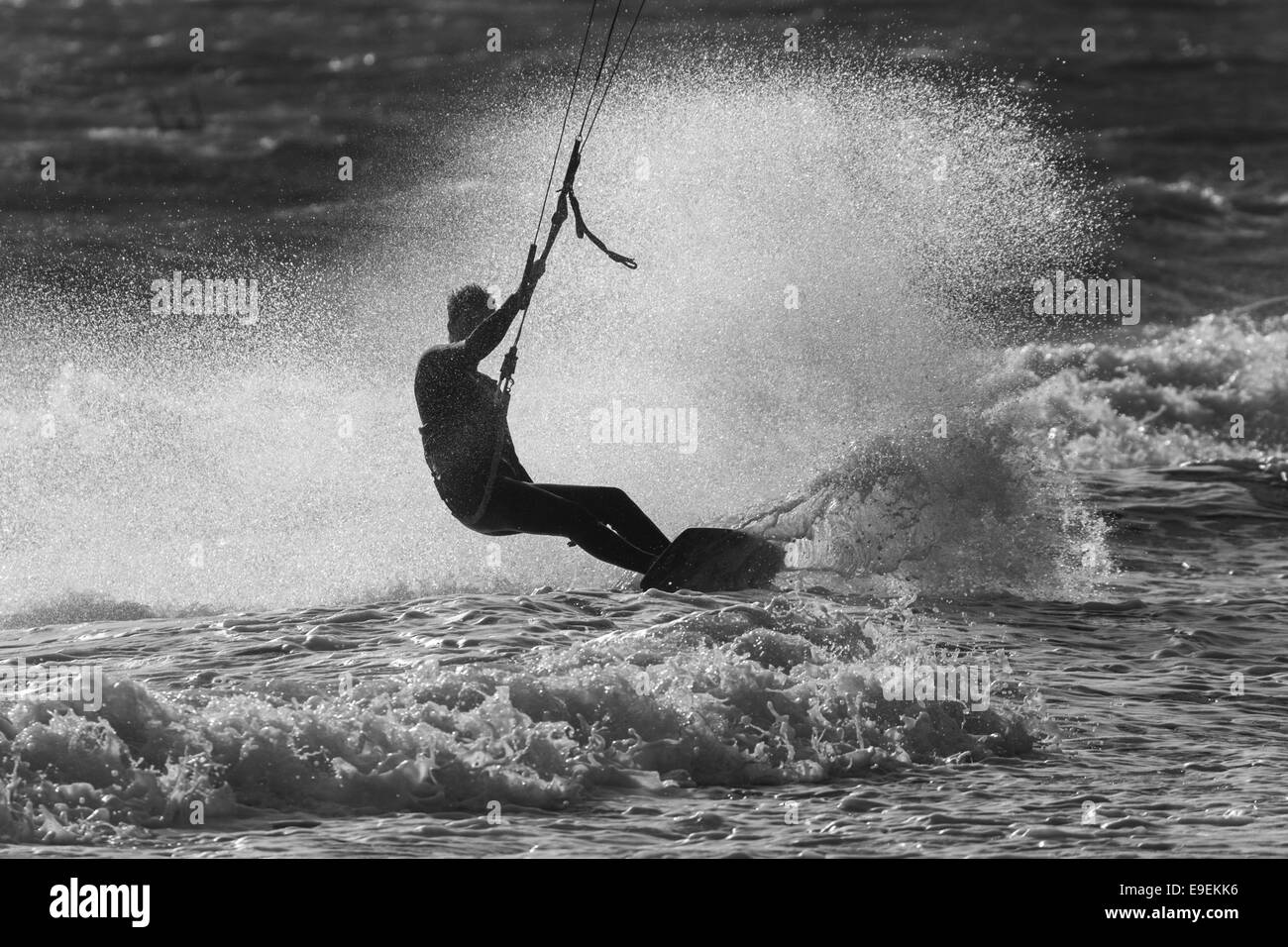 Kite surfer à Bournemouth plage près de la jetée de Bournemouth, Angleterre Banque D'Images
