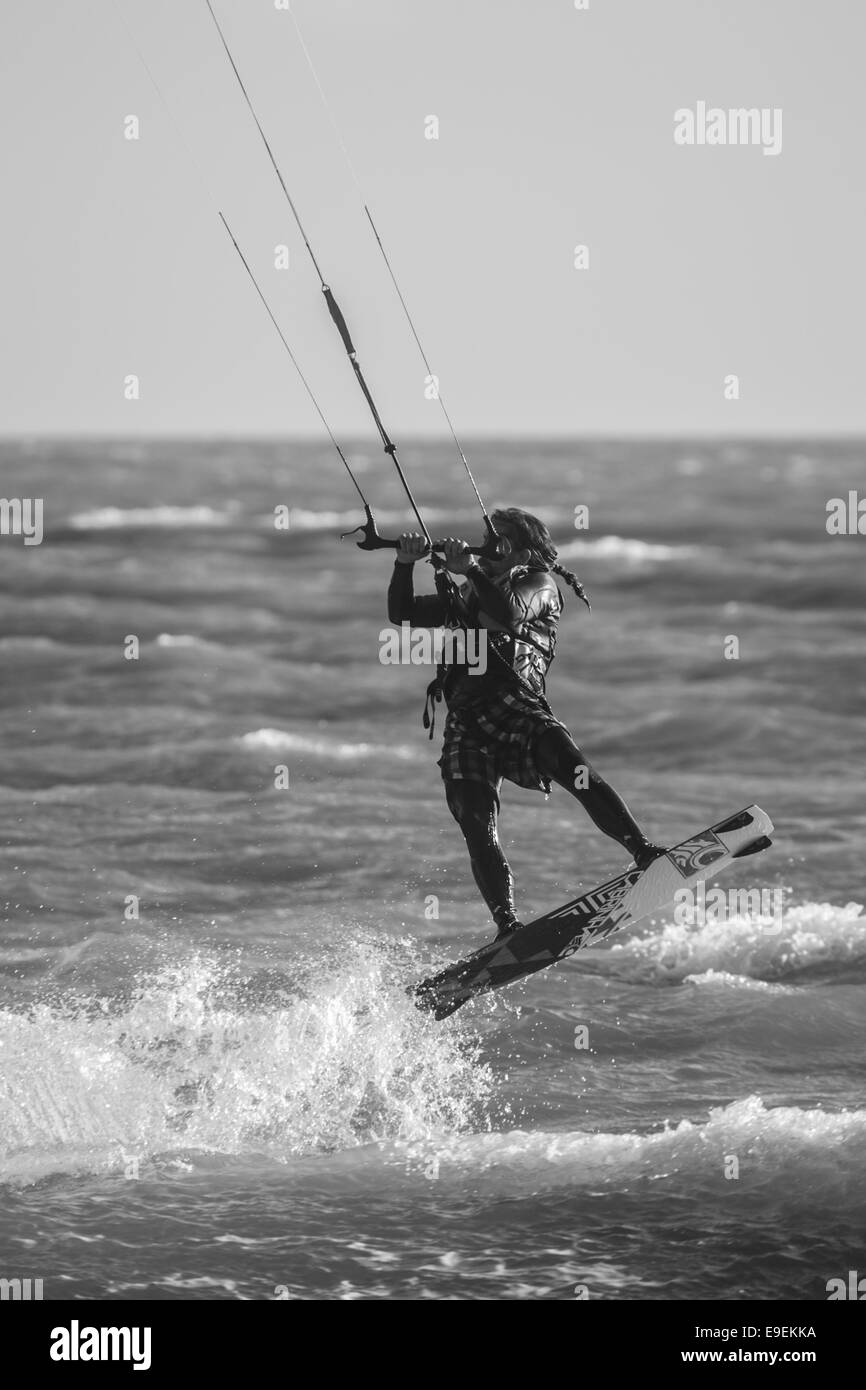 Kite surfer à Bournemouth plage près de la jetée de Bournemouth, Angleterre Banque D'Images