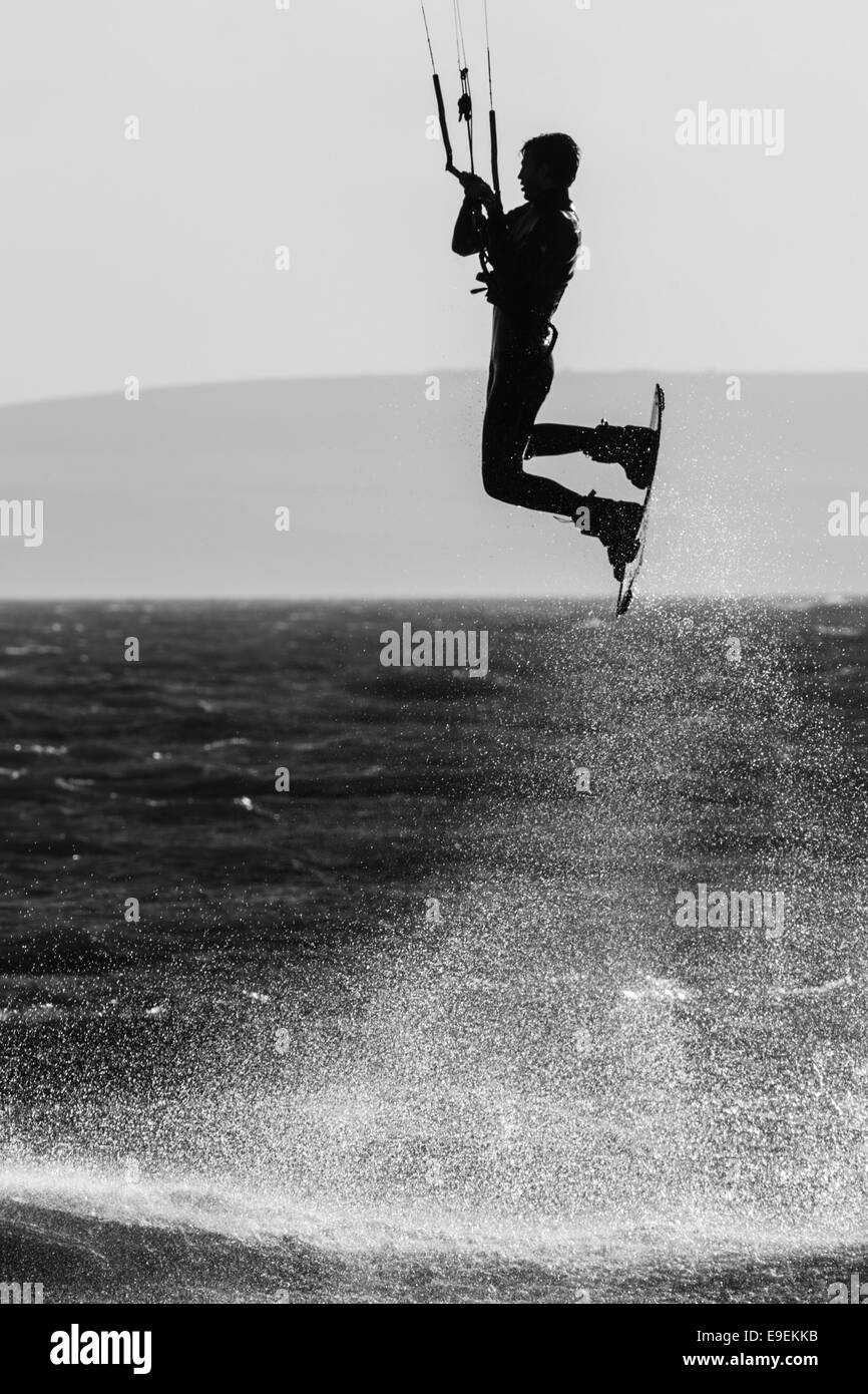 Kite surfer à Bournemouth plage près de la jetée de Bournemouth, Angleterre Banque D'Images