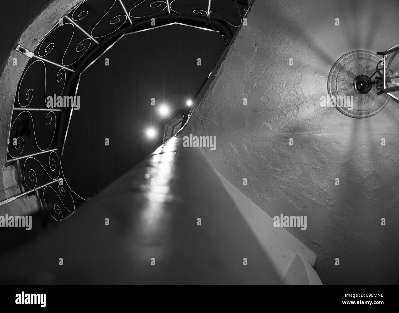 En colimaçon avec de belles fairy lights précédant l'escalier dans un style franc shot Banque D'Images