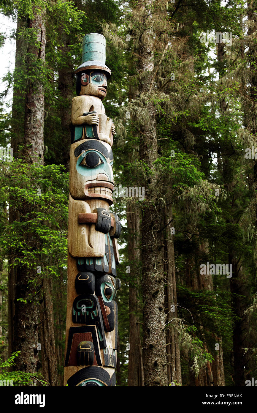 Yaadaas Crest Pôle de coin, le parc historique national de Sitka, Sitka, Alaska, USA Banque D'Images