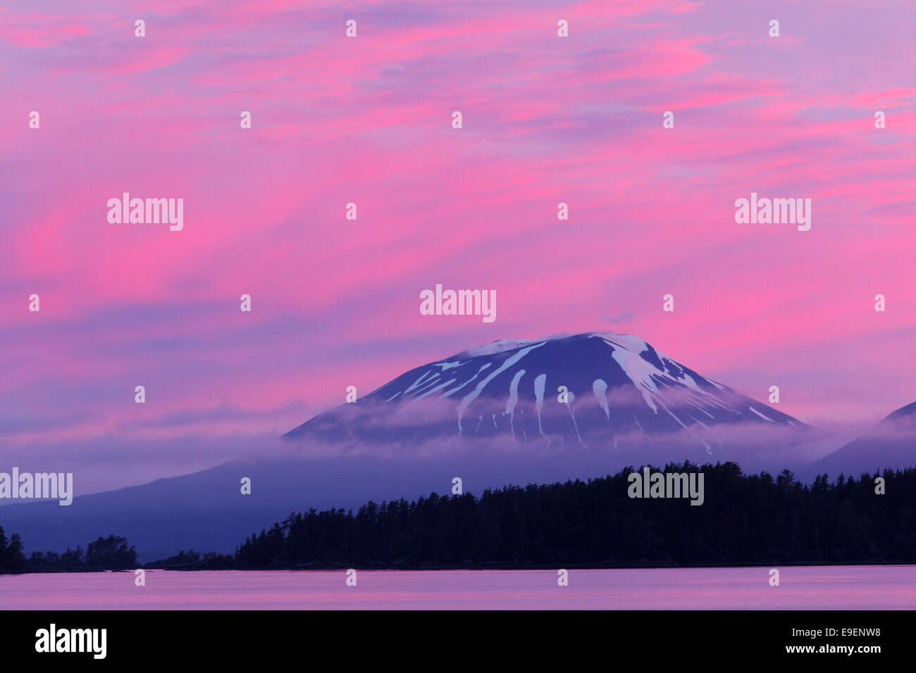 Coucher de soleil rose sur le mont volcanique rapiécé, Sitka, Alaska, USA Banque D'Images