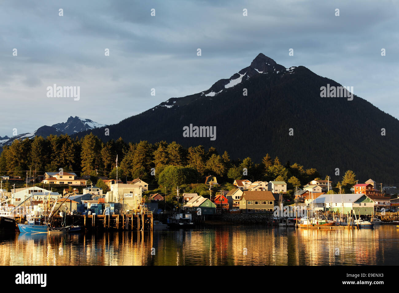 Des bateaux de pêche à quai dans le port de Sitka, Alaska, USA Banque D'Images