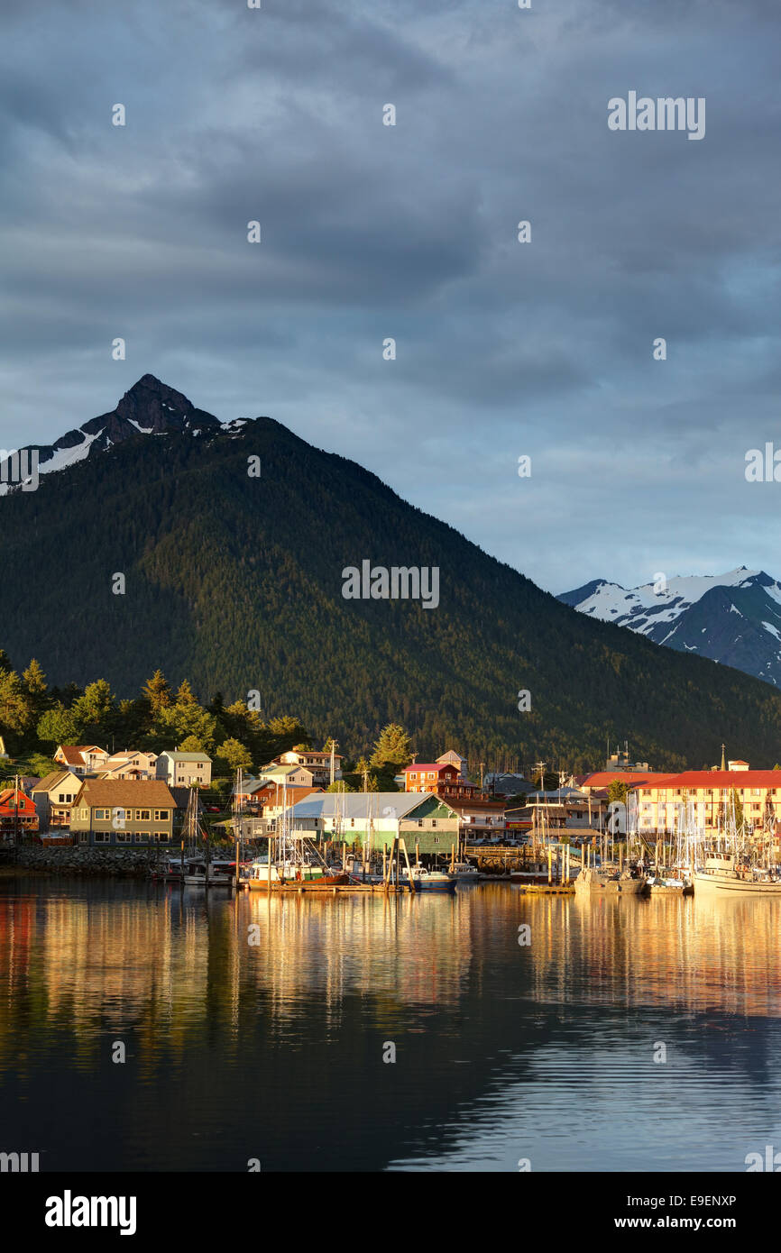 Des bateaux de pêche à quai dans le port de Sitka, Alaska, USA Banque D'Images