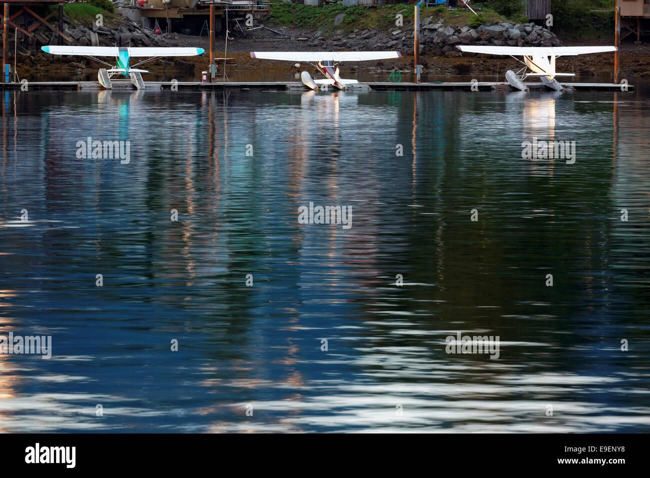 Les hydravions à quai dans le port de Sitka, Alaska, USA Banque D'Images