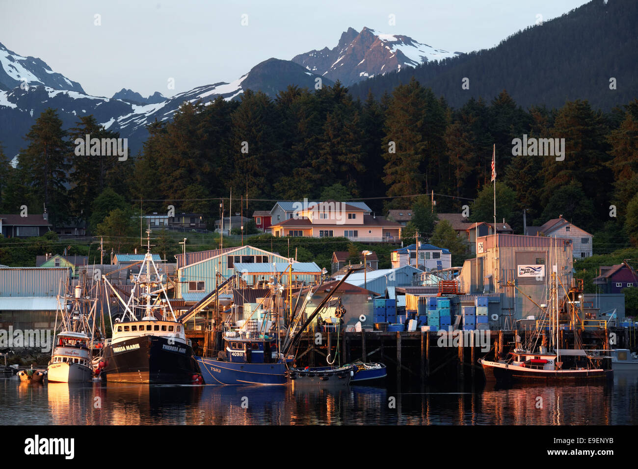 Des bateaux de pêche à quai dans le port de Sitka, Alaska, USA Banque D'Images