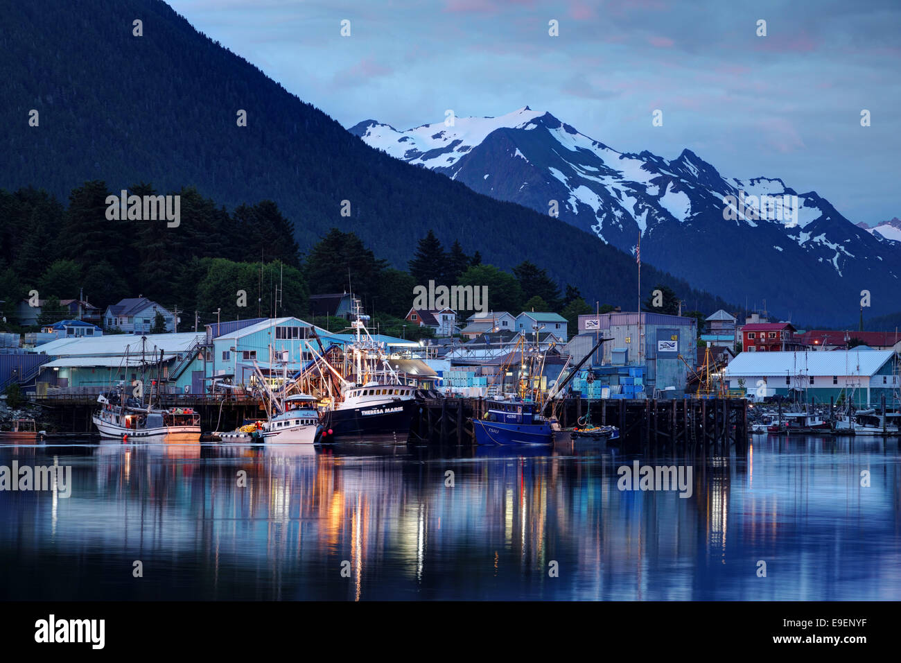 Des bateaux de pêche à quai dans le port de Sitka, Alaska, USA Banque D'Images