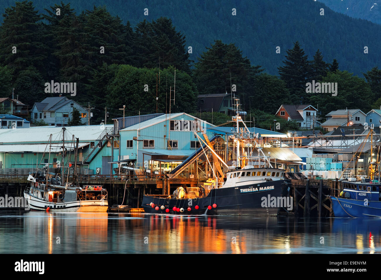 Des bateaux de pêche à quai dans le port de Sitka, Alaska, USA Banque D'Images