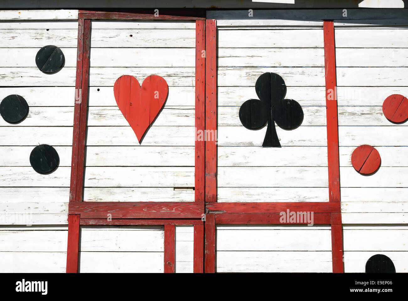 Vieux mur en bois avec motif carte jouer Banque D'Images