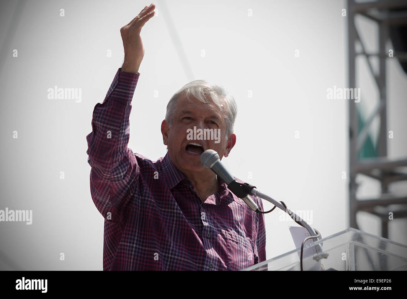 La ville de Mexico, Mexique. 26Th Oct, 2014. Andres Manuel Lopez Obrador, fondateur de la régénération nationale Mouvement (MORENA), prononce une allocution lors d'un rassemblement dans la ville de Mexico, capitale du Mexique, le 26 octobre, 2014. Andres Manuel Lopez Obrador a appelé à un rassemblement le dimanche dans le cadre d'une nouvelle étape pour la défense de l'huile, la promotion de la consultation publique sur l'énergie, et a exigé la présentation avec la vie des 43 étudiants de l'école rurale normale 'Raul Isidro Burgos' d'Ayotzinapa, selon la presse locale. Credit : Alejandro Ayala/Xinhua/Alamy Live News Banque D'Images