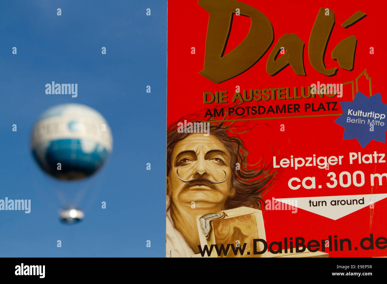 Die Weld hot air Balloon ciel bleu affiche de Dali Banque D'Images