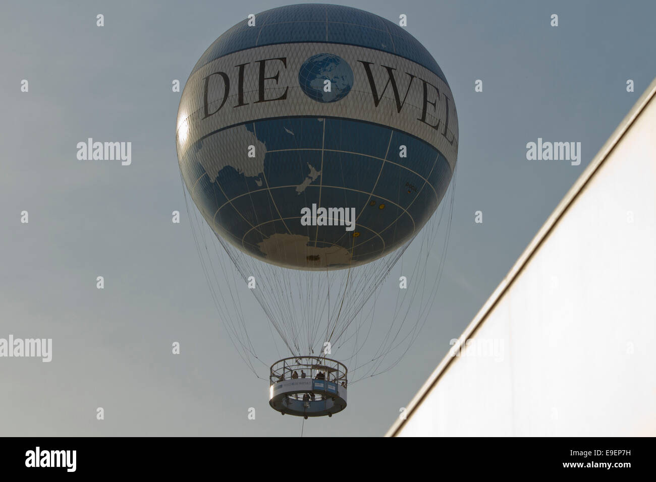 Die Weld hot air Balloon ciel bleu Banque D'Images