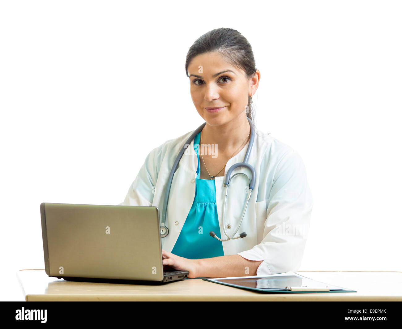 Smiling médecin qui travaille à l'ordinateur portable isolé Banque D'Images