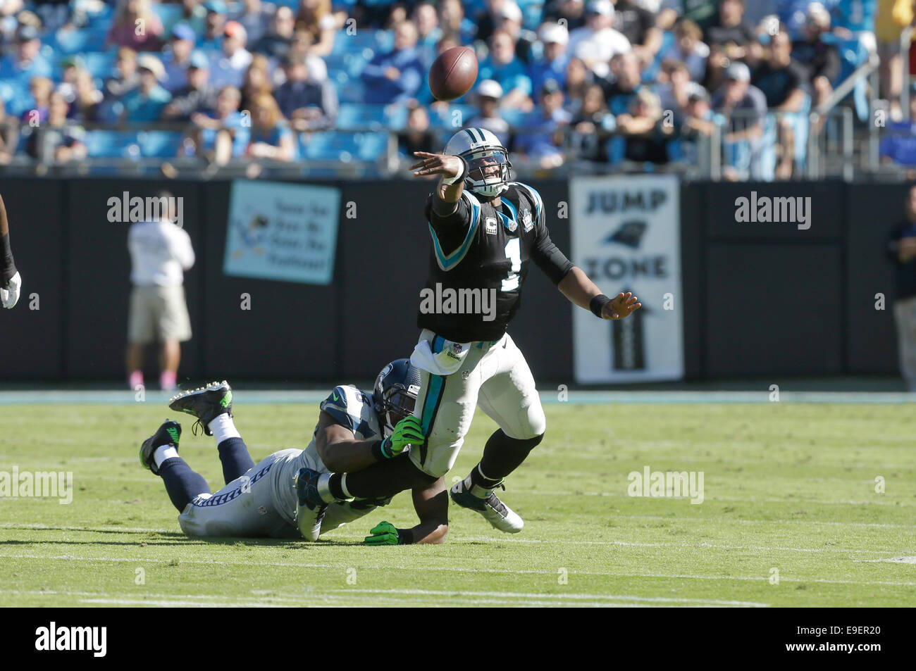 Charlotte, NC, USA. 12 octobre, 2014. Quarterback Carolina Panthers Cam Newton # 1 essaie d'échapper à l'emprise des Seattle Seahawks défensive fin Greg Scruggs # 98 au stade Bank of America le 26 octobre 2014 à Charlotte, NC. Les Seahawks défait les Panthers 13-9. Margaret Bowles/CSM/Alamy Live News Banque D'Images