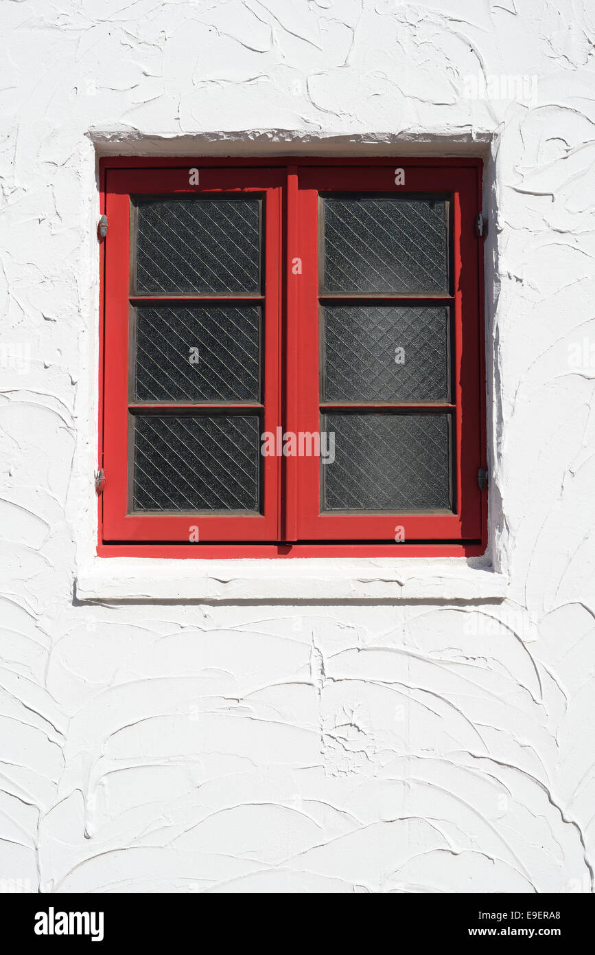 Vintage red fenêtre sur le mur blanc Banque D'Images
