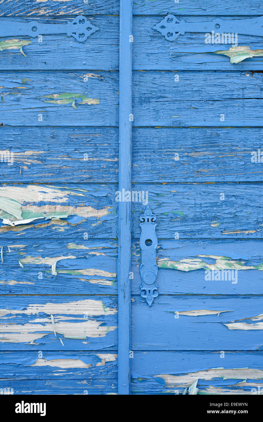 Partie de l'ancienne porte en bois avec poignée en métal bleu Banque D'Images