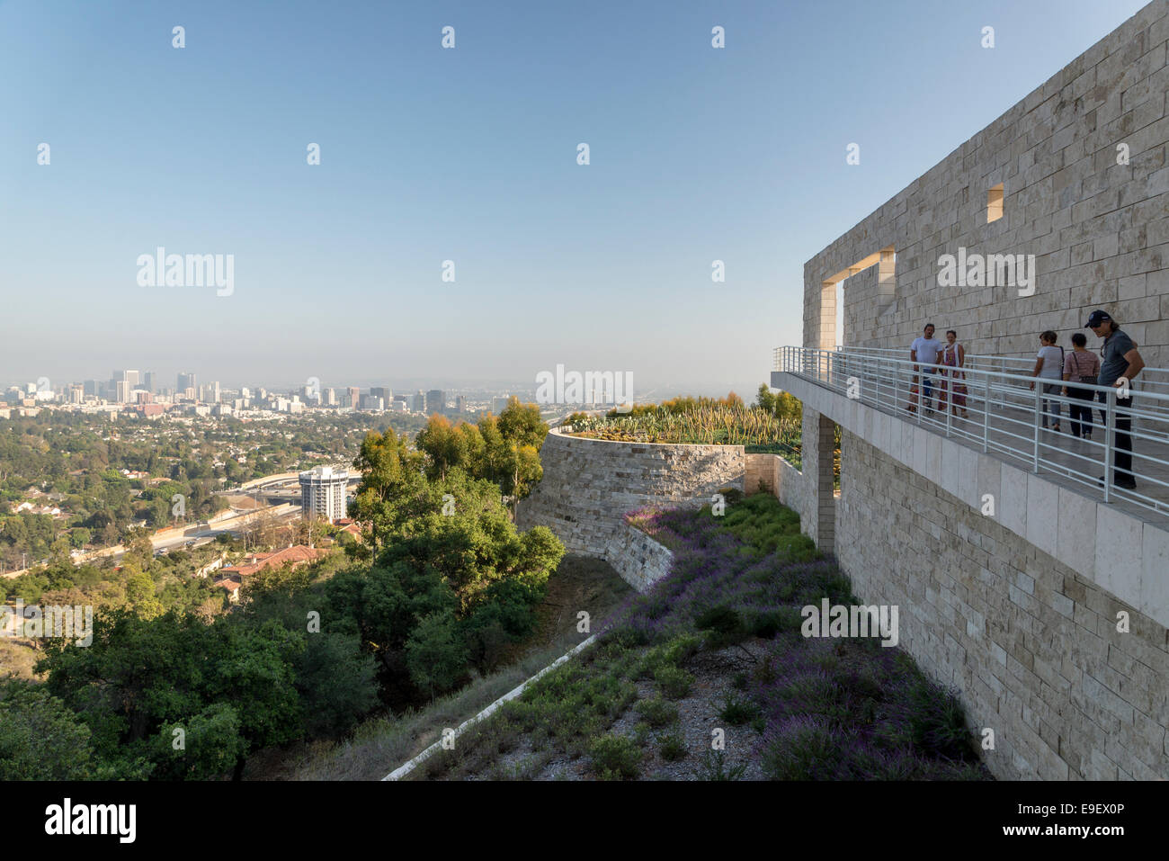 Vue d'une rampe Getty Center, avec vue sur Los Angeles. Banque D'Images