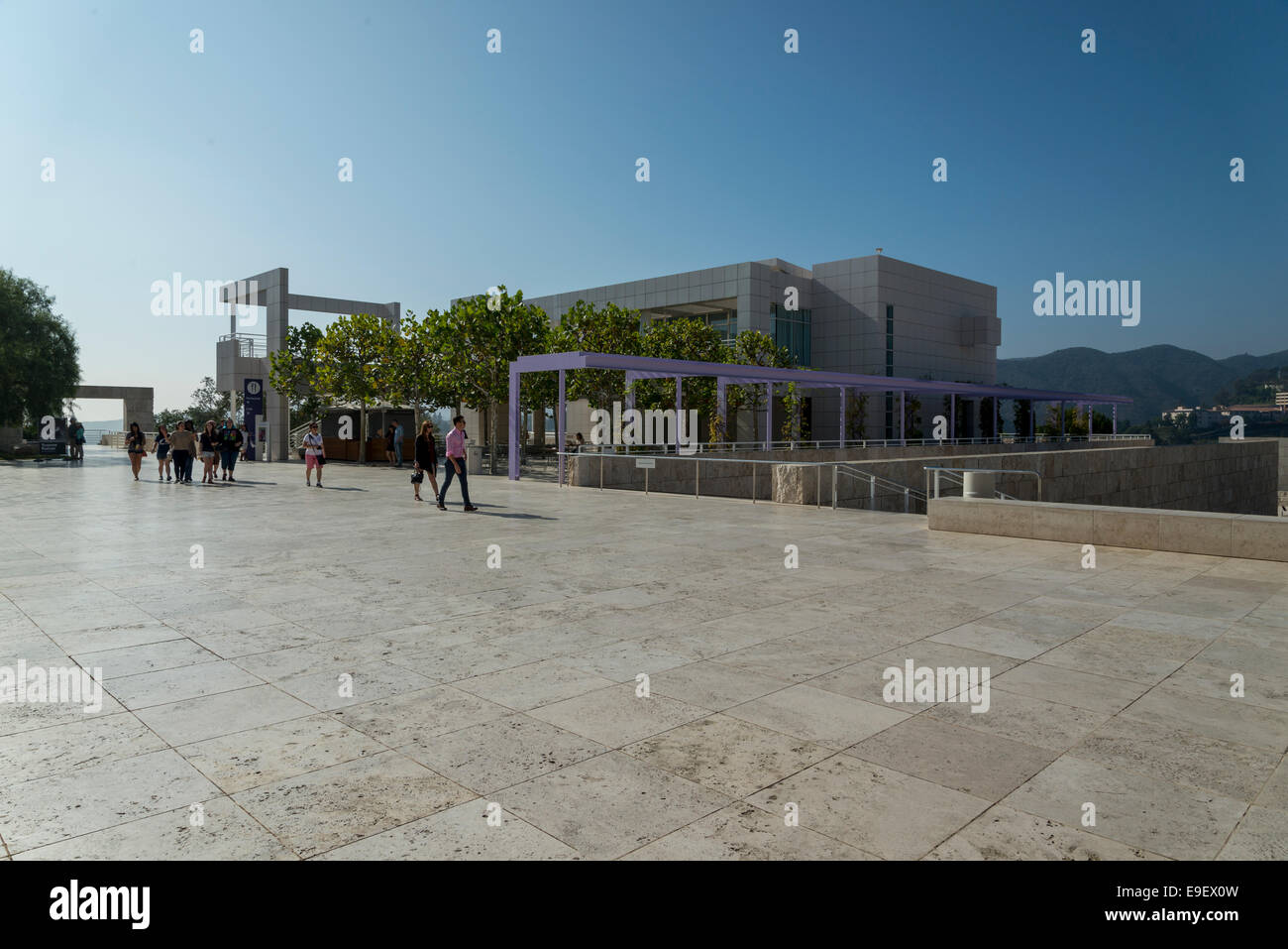 Vue sur un plaza au Getty Center de Los Angeles. Banque D'Images