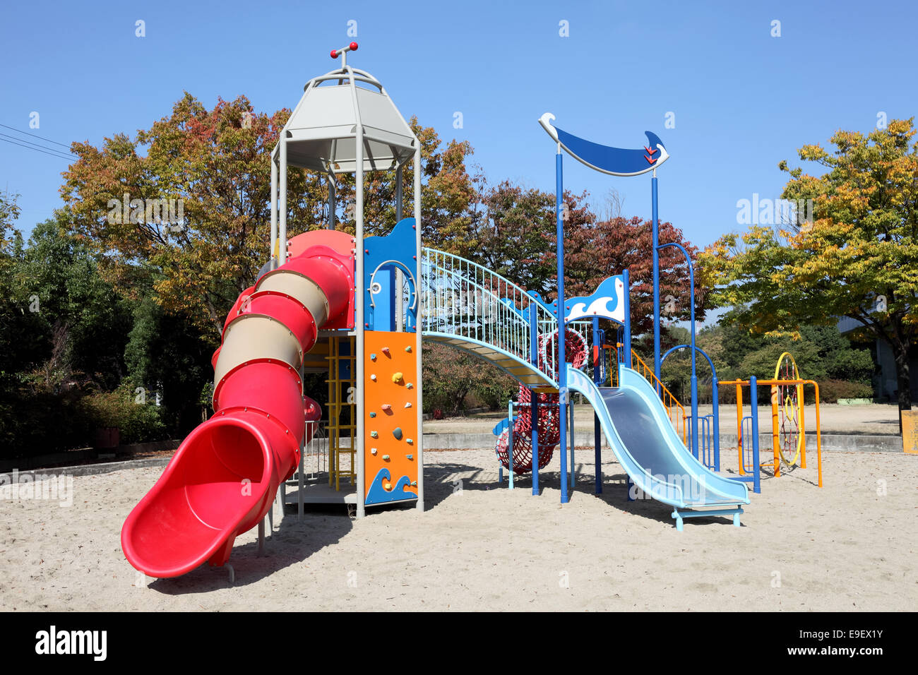 Parc de jeux avec un fond de ciel bleu Banque D'Images