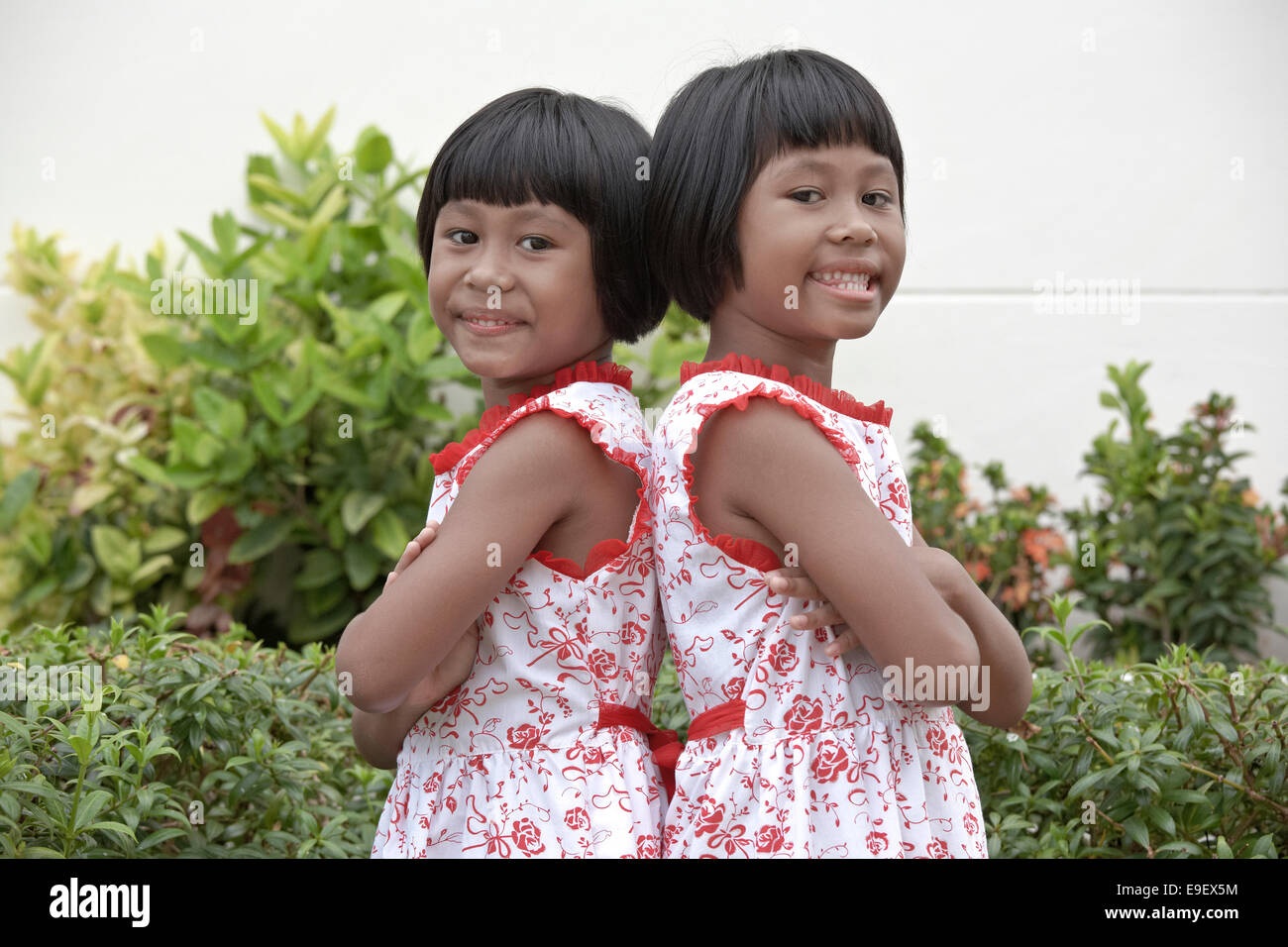 Jumeaux. Jumeaux thaïlandais identiques, sœurs de 6 ans. Thaïlande enfants S. E. Asie Banque D'Images