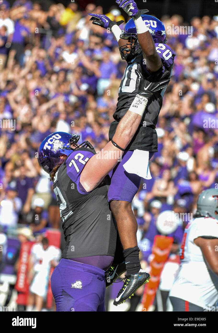 25 octobre 2014 : .TCU Horned Frogs wide receiver' Deante Gray (20) attrape un laissez-passer pour un touché alors qu'il est soulevé dans l'air par le TCU Horned Frogs guard Bobby Thompson (72) d'un match de football entre les NCAA Texas Tech Red Raiders et le TCU Horned Frogs au stade Amon G. Carter à Fort Worth, Texas. Banque D'Images