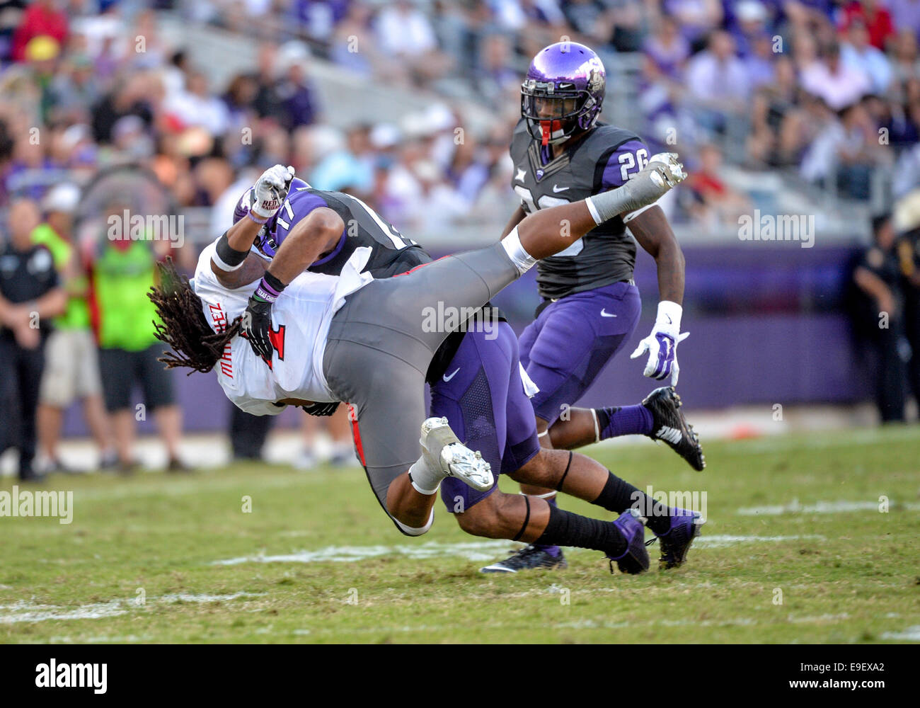 25 octobre 2014 : .Texas Tech Red Raiders arrière défensif Nigel Bethel II (1) est entraîné au sol par TCU Horned Frogs coffre Sam Carter (17) d'un match de football entre les NCAA Texas Tech Red Raiders et le TCU Horned Frogs au stade Amon G. Carter à Fort Worth, Texas. Banque D'Images