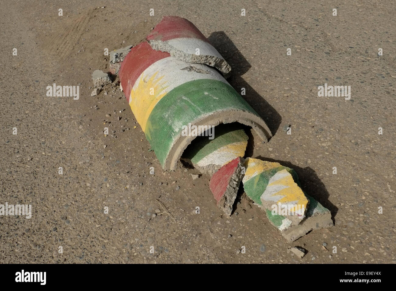 Une signalisation routière peinte en couleurs du drapeau kurde autonome dans la région du Kurdistan dans le nord de l'Iraq. Banque D'Images