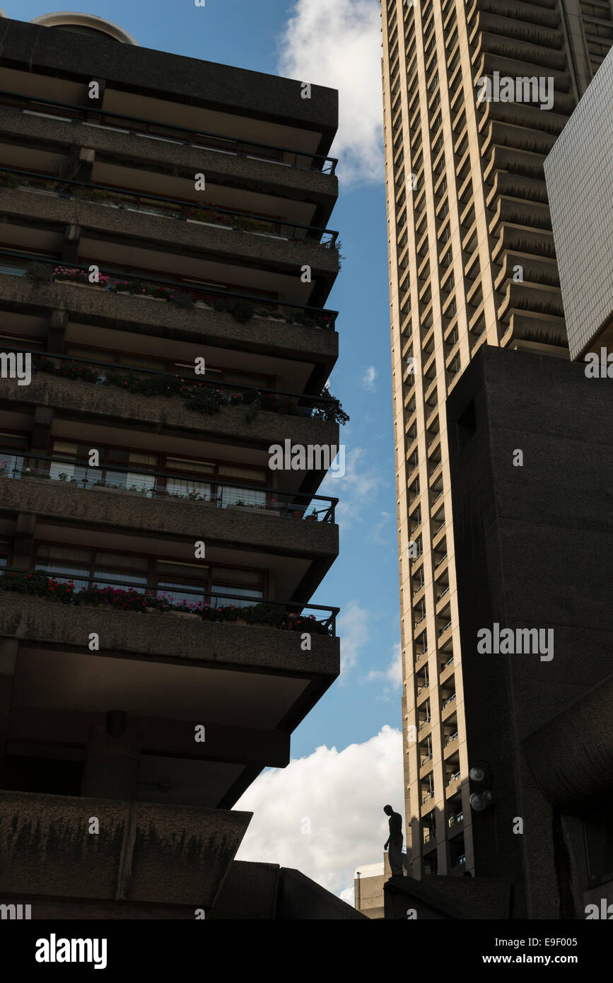 Silhouetté figure du parkour traceur Banque D'Images