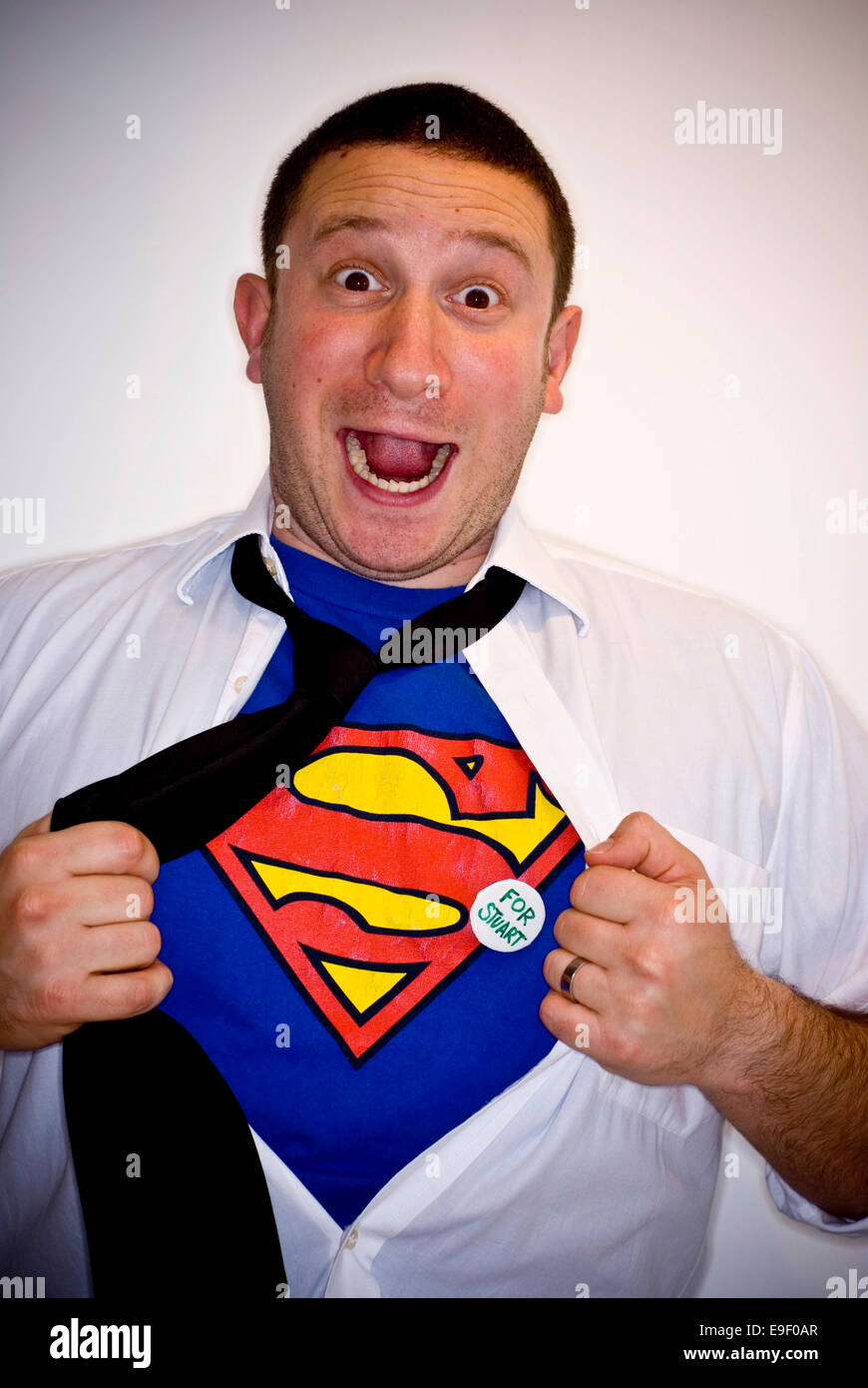 Un homme en chemise et cravate révèle son t shirt superman Photo Stock -  Alamy