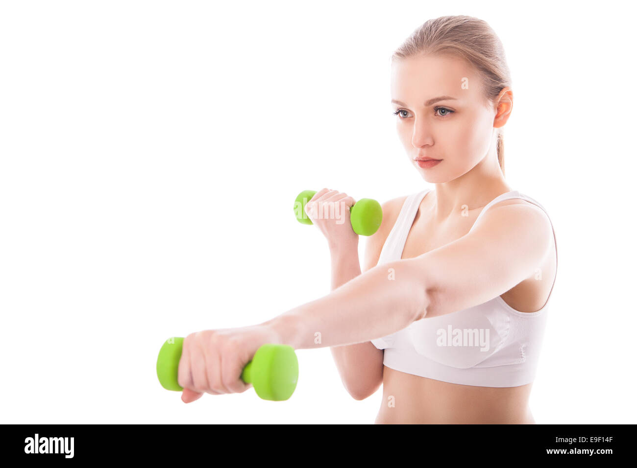 Smiling femme athlétique muscles jusqu'pompage avec haltères courtes sur fond blanc Banque D'Images