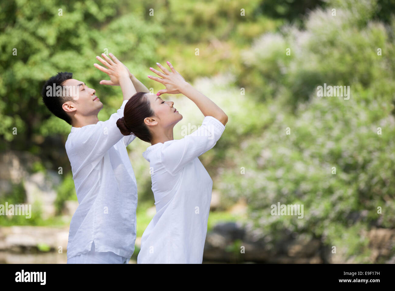 La pratique du yoga des jeunes adultes Banque D'Images