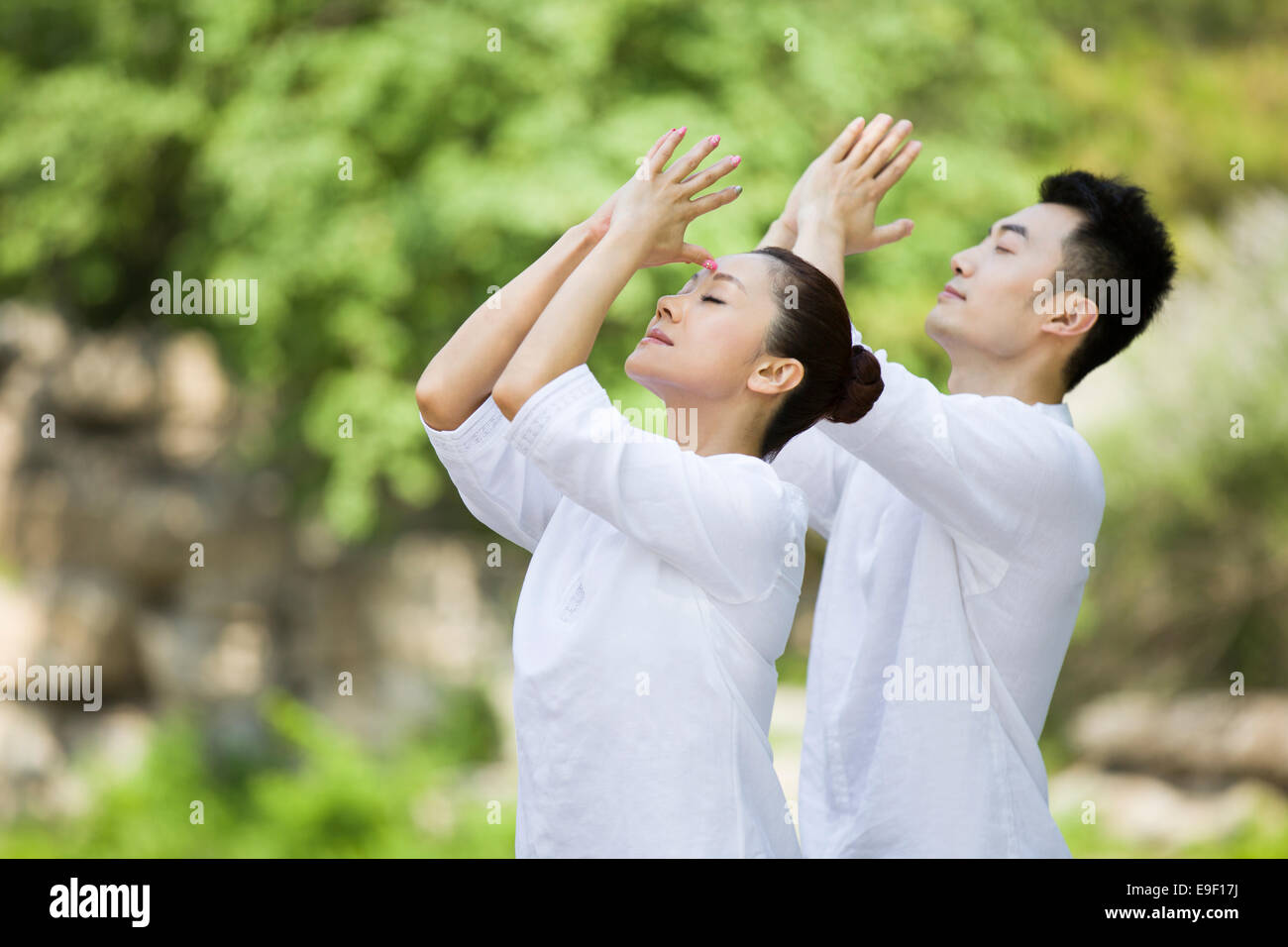 La pratique du yoga des jeunes adultes Banque D'Images