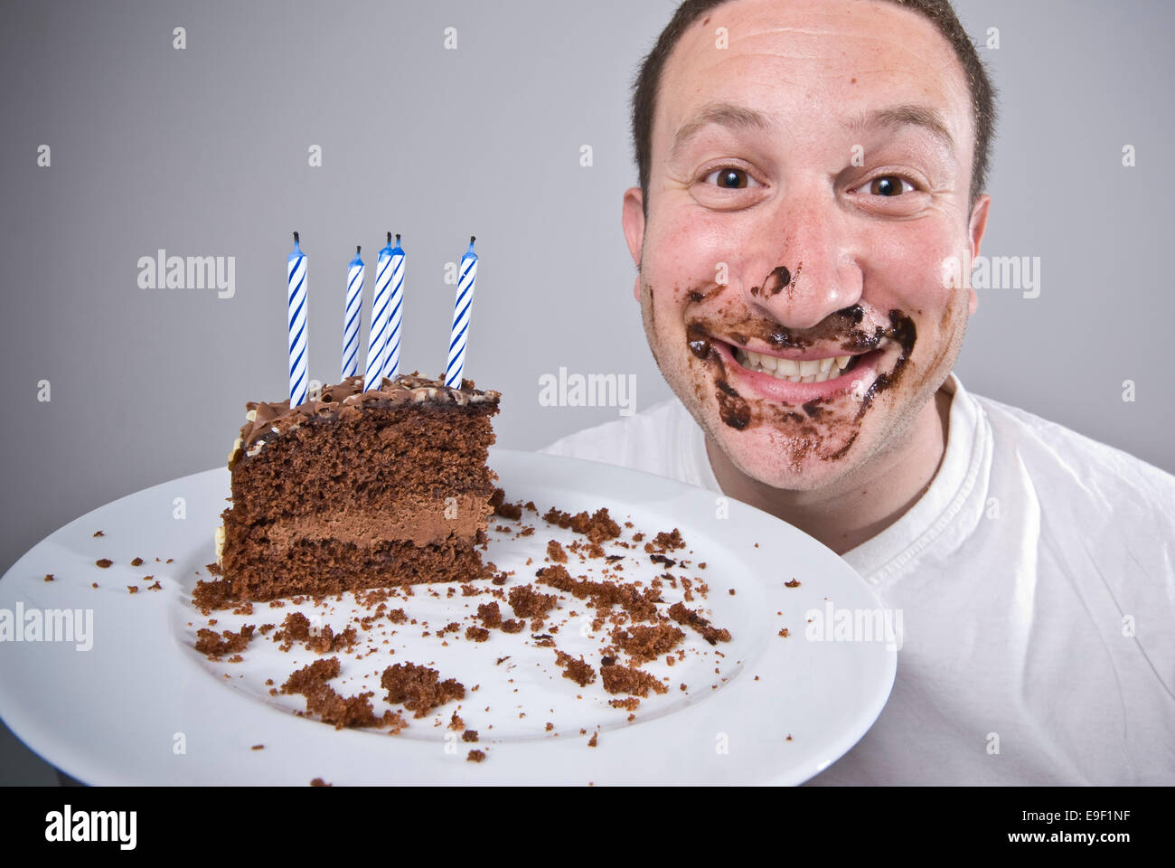 Un Homme Montre Une Tranche De Gateau Au Chocolat A La Recherche Comme Il A Mange Le Reste Du Gateau Comme Il Est Tout Autour De Sa Bouche Photo Stock Alamy