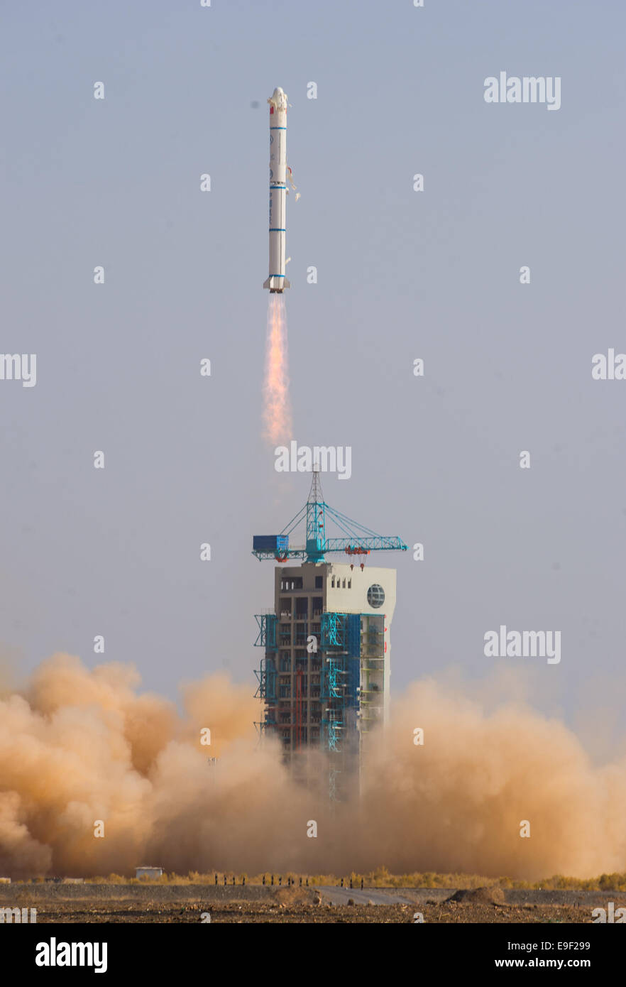 Jiuquan, province du Gansu en Chine. 27 Oct, 2014. Une Longue Marche 2C transportant la fusée satellite expérimental Shijian-11-08 quitte la plateforme de lancement au Centre de lancement de satellites de Jiuquan Jiuquan, dans le nord-ouest de la Chine, la province de Gansu, Octobre 27, 2014. Le satellite Shijian-11-08, qui a été lancé à partir de Jiuquan à 2:59 h le lundi, sera utilisé pour mener des expériences scientifiques dans l'espace. Le lancement marque le 197th vol de la fusée Longue Marche série. Crédit : Li Xiang/Xinhua/Alamy Live News Banque D'Images