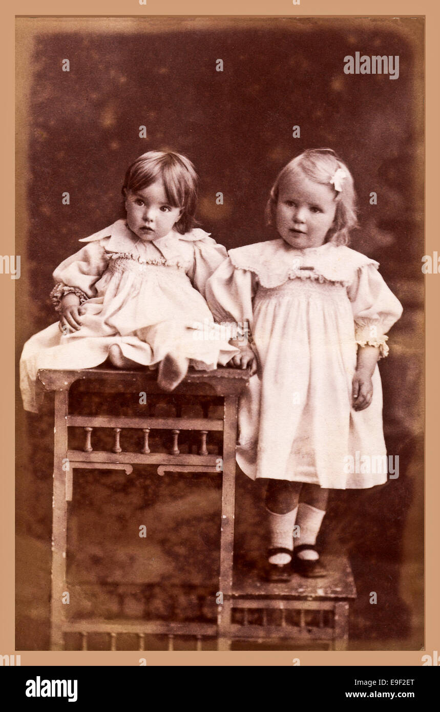 Carte postale vintage de deux jeunes filles c1918 Banque D'Images
