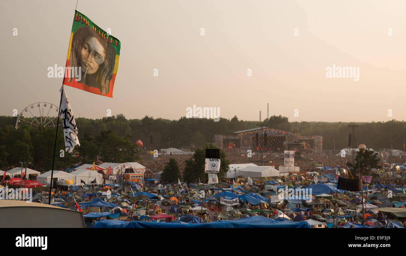 KOSTRZYN NAD ODRA, Pologne - 2 août 2014 : Festival Willa Arte Woodstock - vue sur le camping et la scène du festival de l'hôtel. Przys Banque D'Images