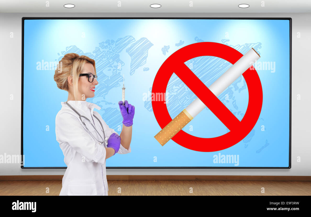 Femme médecin avec seringue et arrêter de fumer symbole sur panneau plasma Banque D'Images
