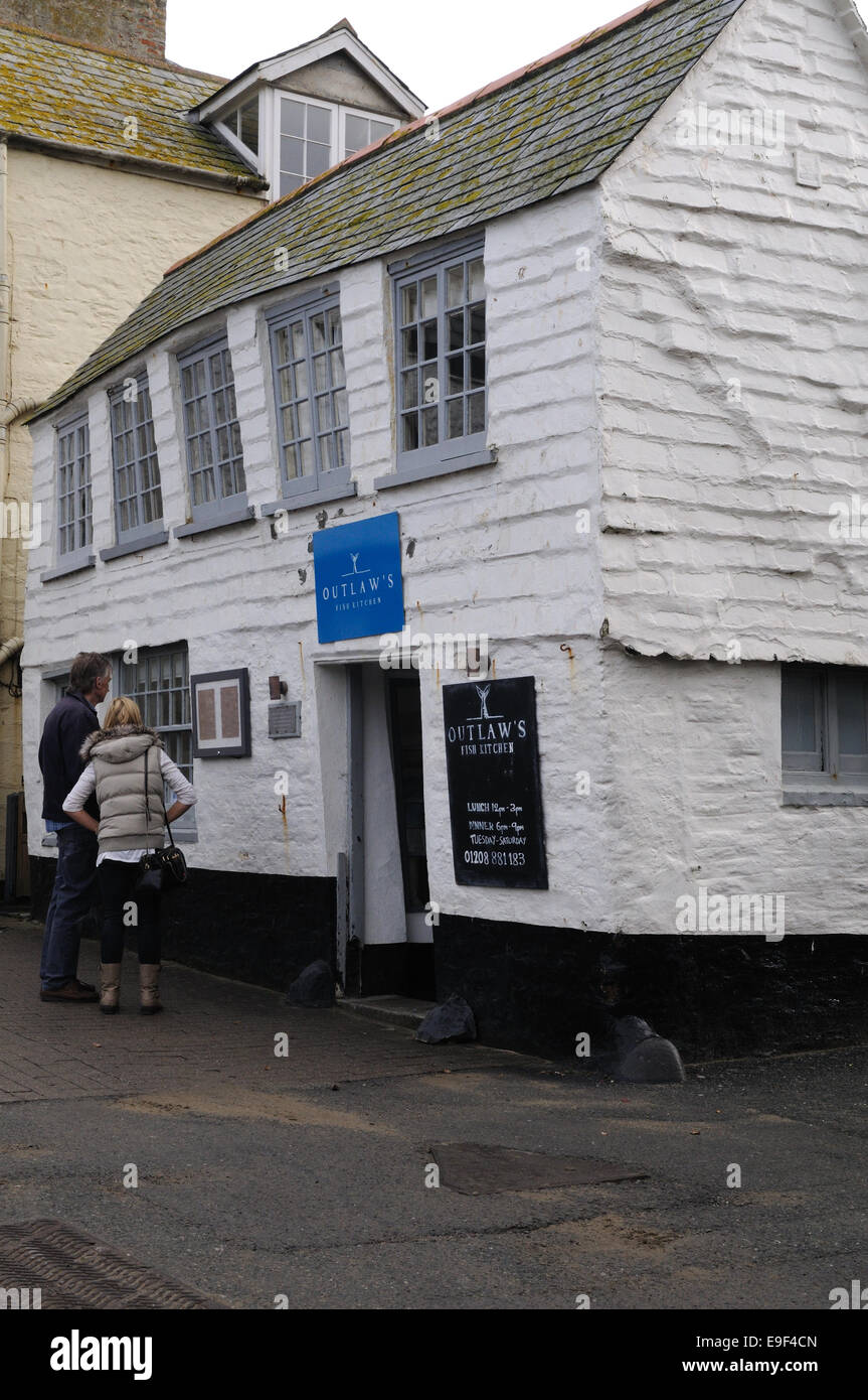 Les gens qui lisent un menu à l'extérieur de Nathan hors-la-Restaurant dans le plus ancien bâtiment de port Isaac Cornwall England UK GO Banque D'Images