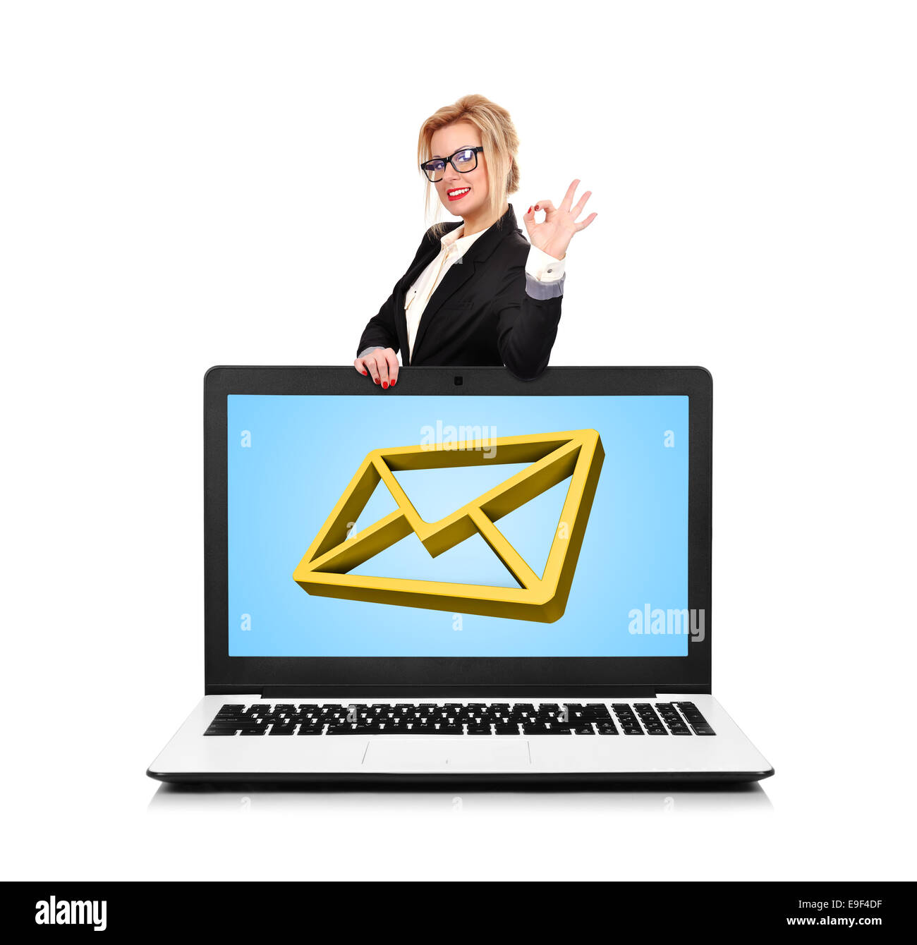 Happy businesswoman standing près d'un ordinateur portable avec l'e-mail Banque D'Images