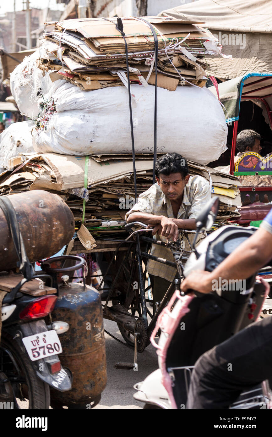 Homme transportant des marchandises dans un tricycle. Kinari Bazar, Agra, Uttar Pradesh, Inde Banque D'Images