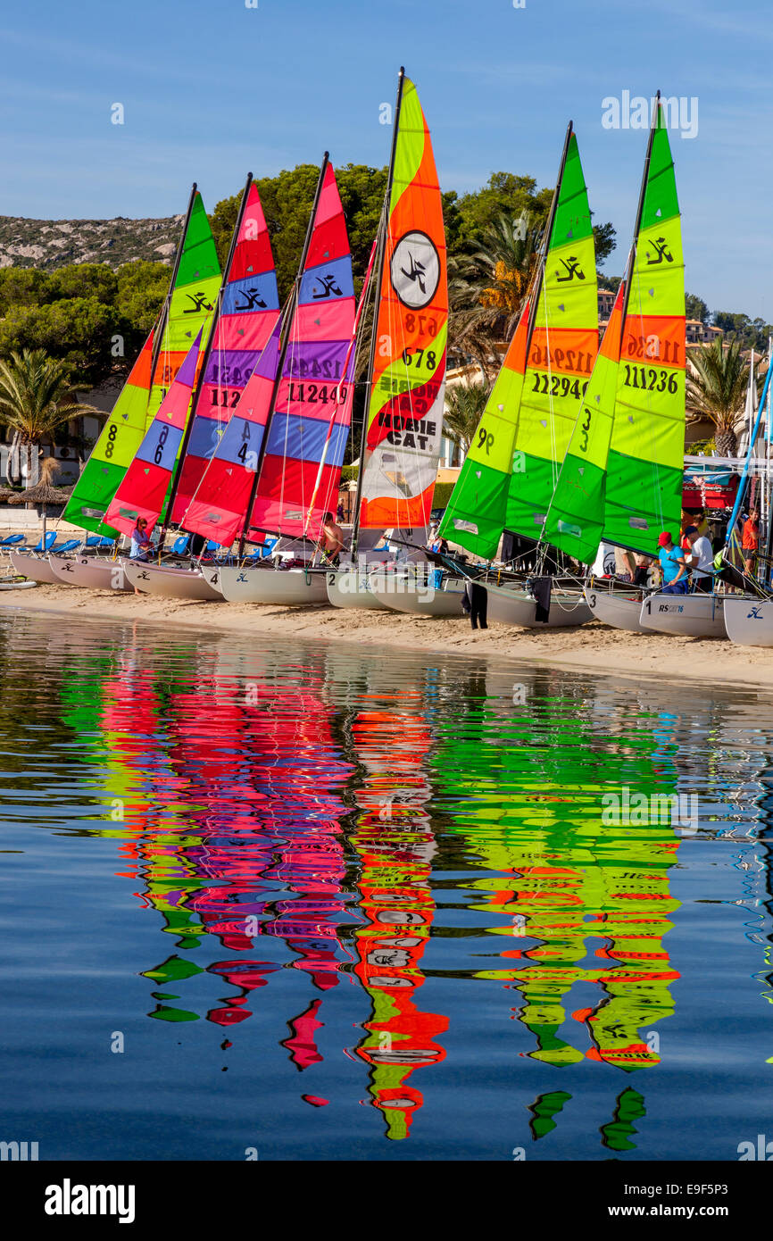Catamarans colorés, Puerto de Pollensa, Mallorca - Espagne Banque D'Images