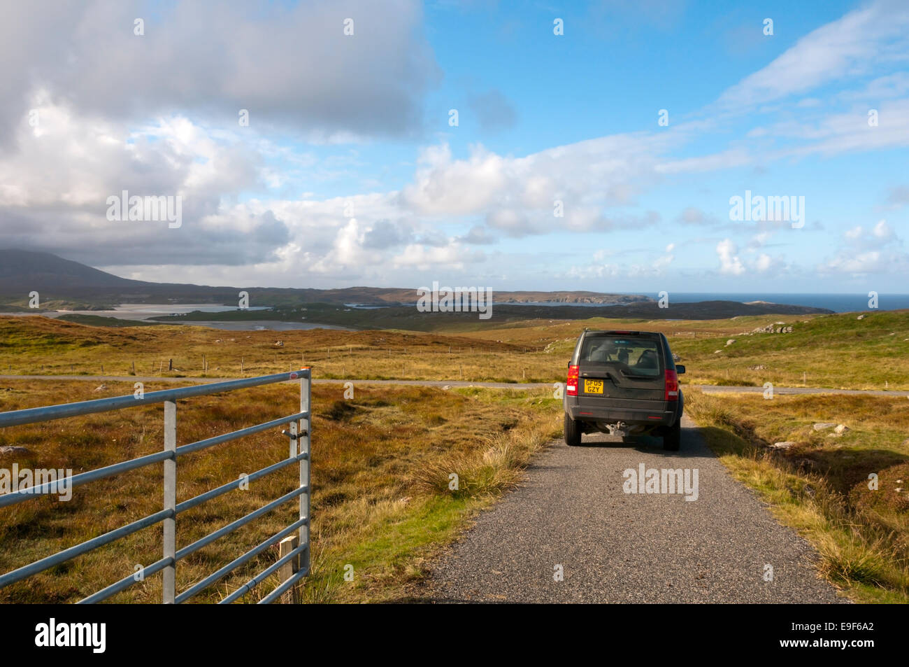 Une Land Rover en passant par une ferme sur l'île de Lewis. Banque D'Images