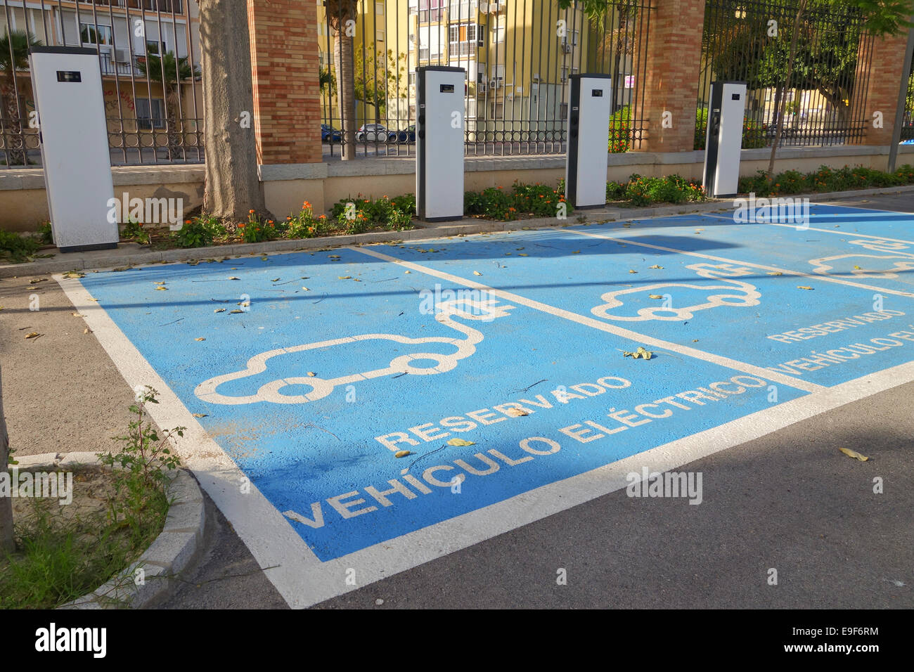 Station de recharge pour voitures électriques dans la région de Malaga, au sud de l'Espagne. Banque D'Images