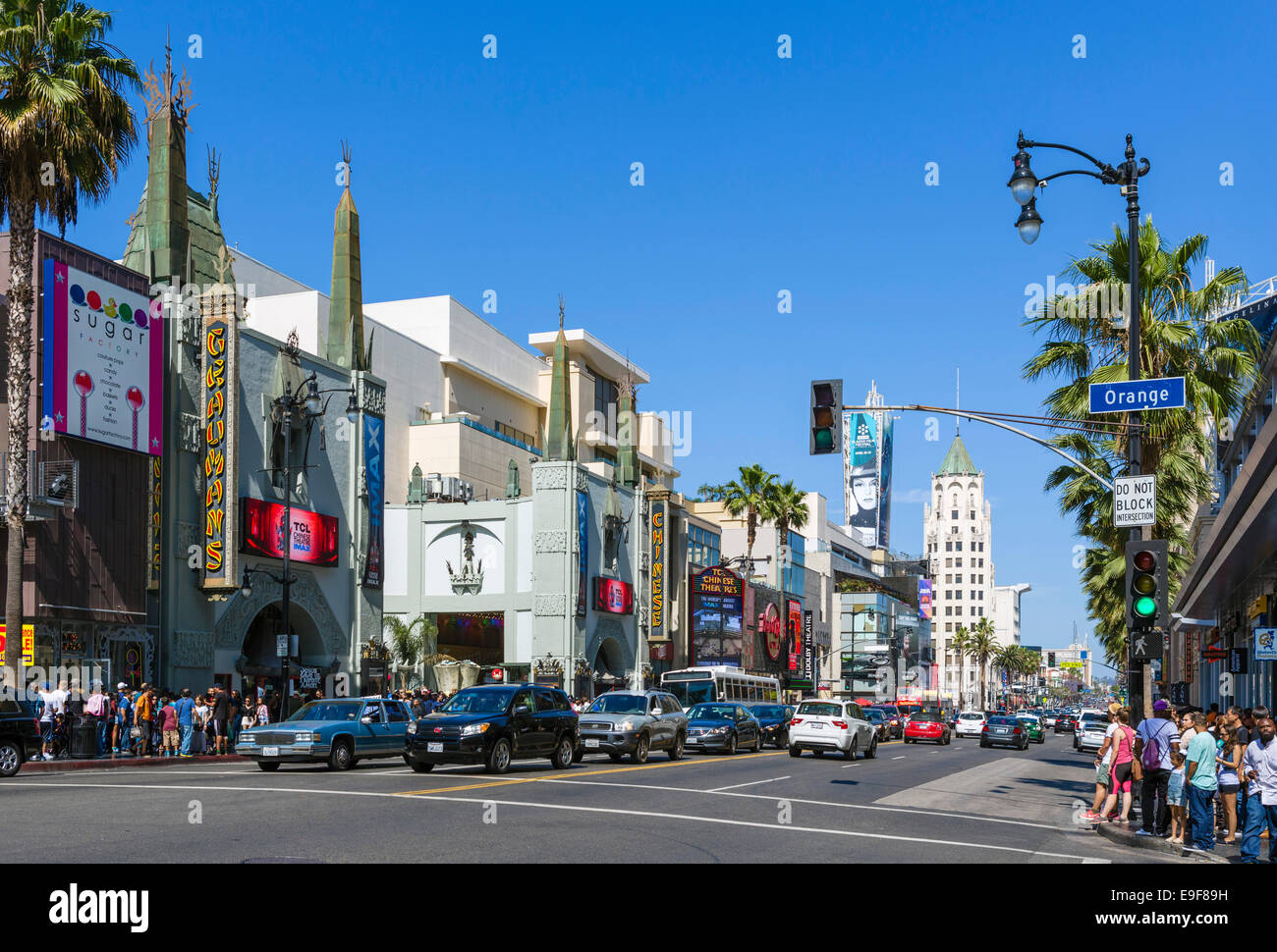 Vue sur Hollywood Boulevard avec Théâtre chinois de Grauman à gauche, Hollywood, Los Angeles, Californie, USA Banque D'Images