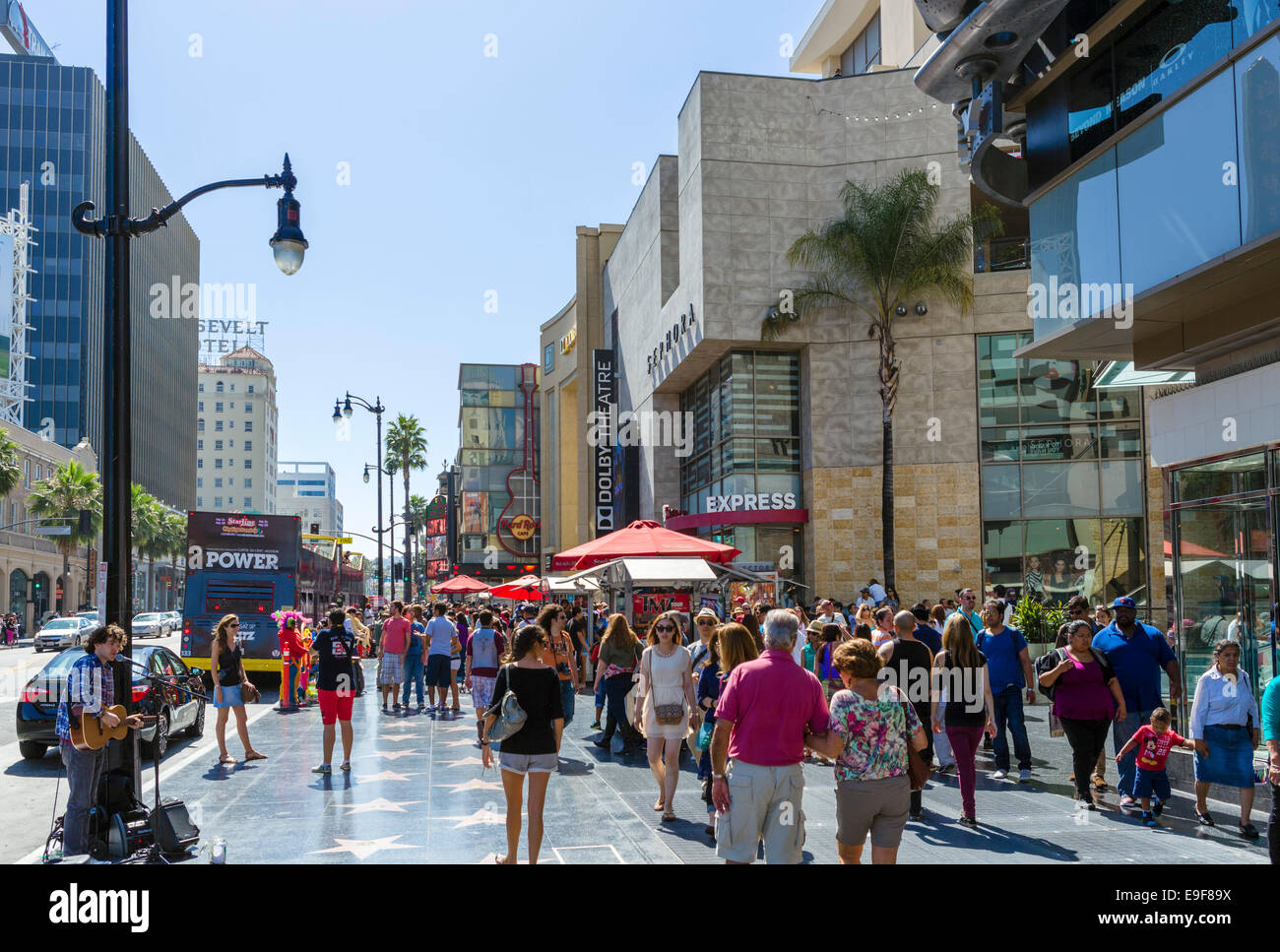 Vue vers le bas à l'extérieur de l'Hollywood Boulevard Hollywood and Highland Center, Hollywood, Los Angeles, Californie, USA Banque D'Images